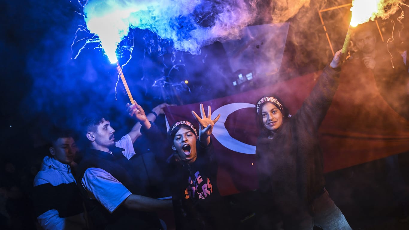 Erdoğan hat die Präsidentschaftswahl noch nicht gewonnen: Dennoch feiern viele seiner Anhänger das Ergebnis bis in die Nacht.