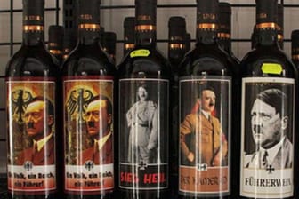 Hitler-Wein: Ein italienisches Weingut verkauft auch weiterhin diverse Motive mit verschiedenen Texten .