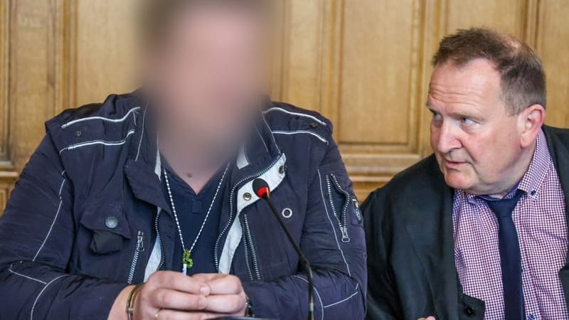 Der Täter (l.) sitzt im Landgericht Bremen neben seinem Verteidiger Thomas Domanski. Der Täter (l.) sitzt im Landgericht Bremen neben seinem Verteidiger Thomas Domanski.