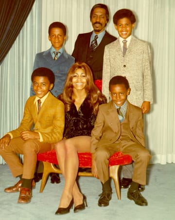 Ike und Tina Turner (Mitte) 1972 mit den Söhnen Michael, Ike Turner Jr., Craig und Ronnie.