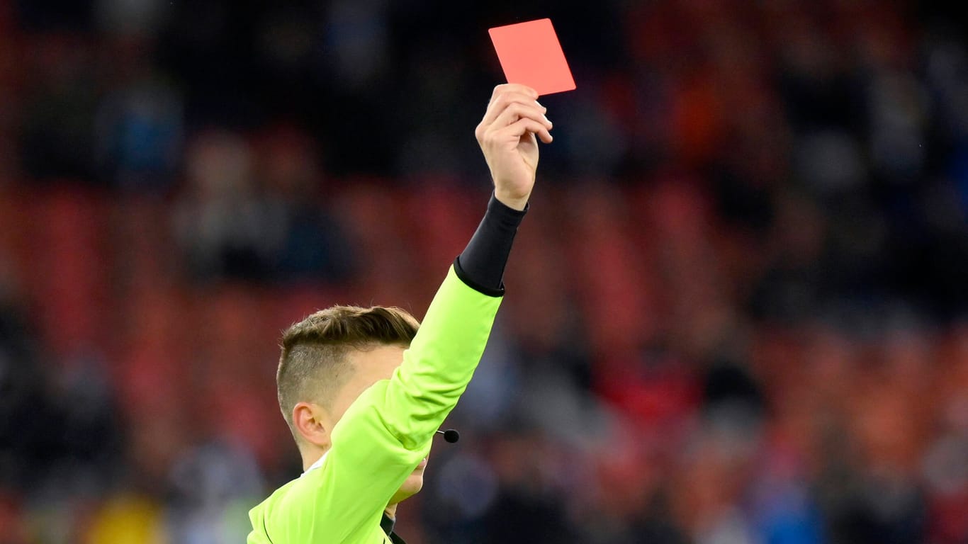 Ein Schiedsrichter zeigt die Rote Karte (Symbolfoto): Kurz nach Abpfiff kam es zu den brutalen Szenen.