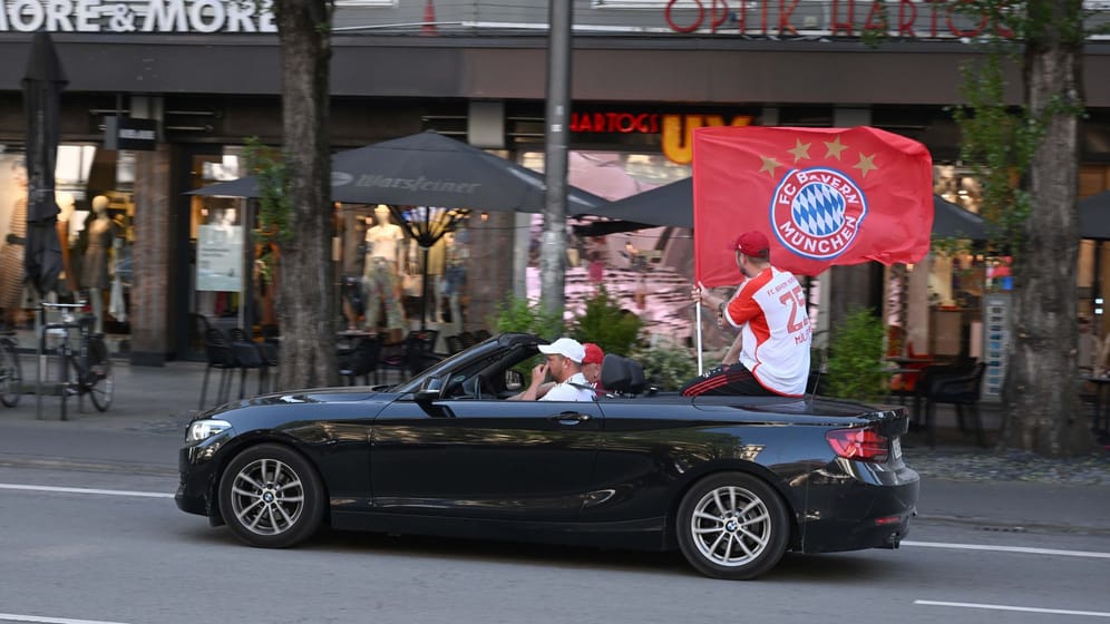 München: Fans des FC Bayern fahren über die Leopoldstraße.
