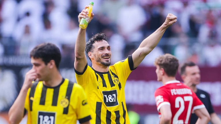 BVB-Verteidiger Mats Hummels jubelt: Der Meistertitel ist für Borussia Dortmund zum Greifen nah.