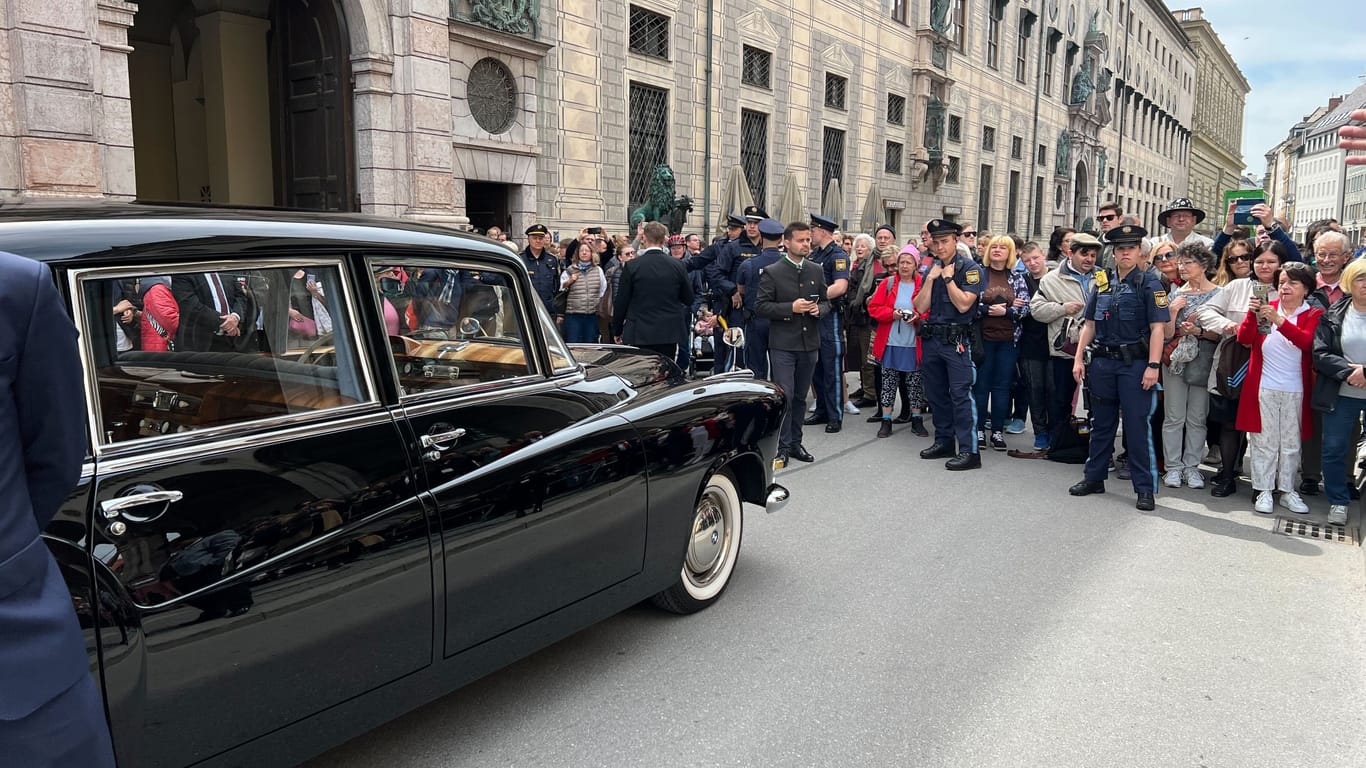 Eine Limousine vor der Theatinerkirche in München. Mit diesem Gefährt wurden Prinz Ludwig und seine Frau Sophie-Alexandra Evekink zur Feier gefahren.