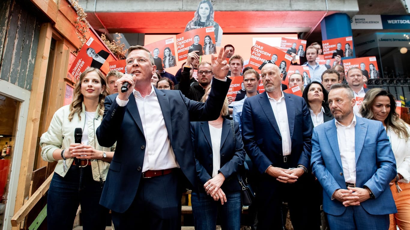 Enttäuschung bei der CDU: Spitzenkandidat Frank Imhoff (2.v.l.) mit Parteikollegen bei der Wahlparty in der Markthalle Acht.