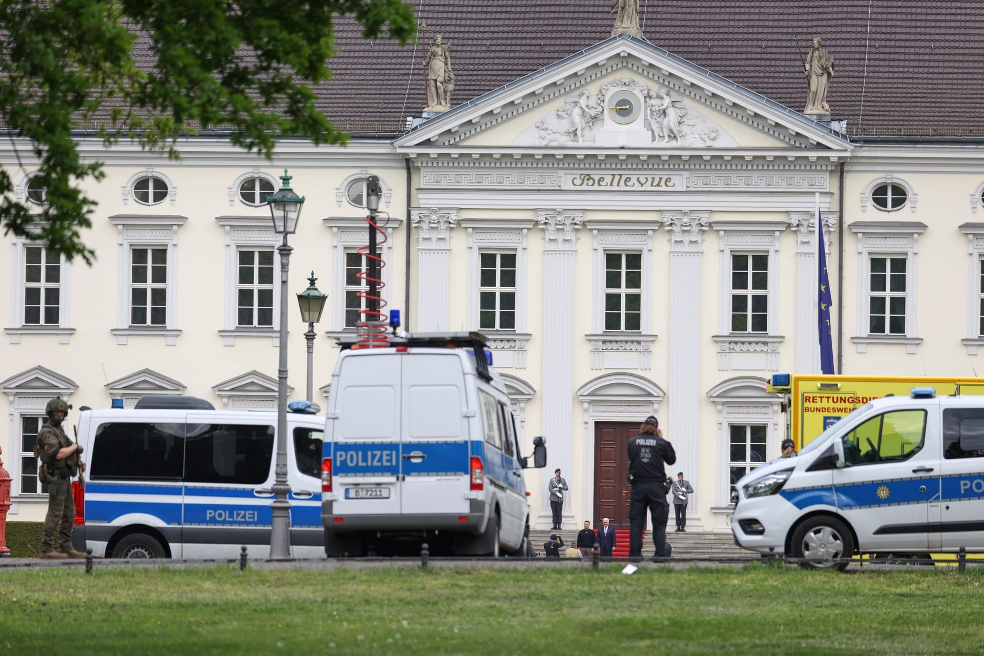 Sicherheitsvorkehrungen vor dem Schloss Bellevue (Archivbild): Selenskyj ist erstmals seit dem russischen Angriffs auf die Ukraine in Deutschland.