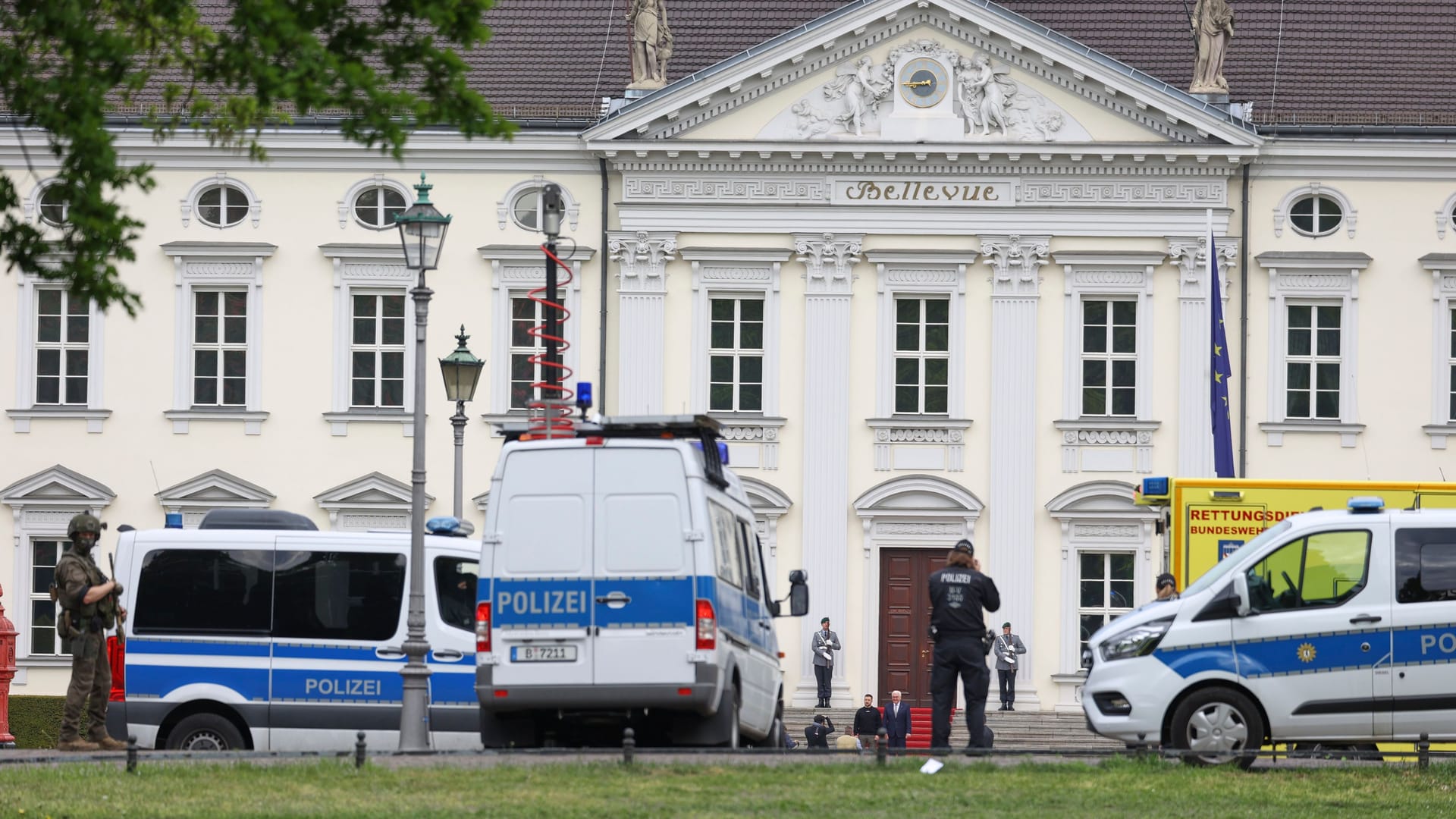 Sicherheitsvorkehrungen vor dem Schloss Bellevue (Archivbild): Selenskyj ist erstmals seit dem russischen Angriffs auf die Ukraine in Deutschland.