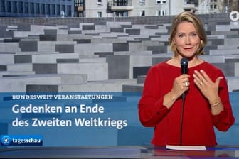 "Jetzt mal 'old school'": Judith Rakers moderiert mit Handmikrofon die ARD-"Tagesschau"