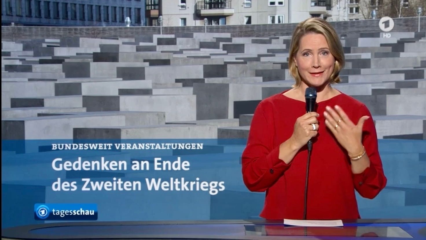 "Jetzt mal 'old school'": Judith Rakers moderiert mit Handmikrofon die ARD-"Tagesschau"