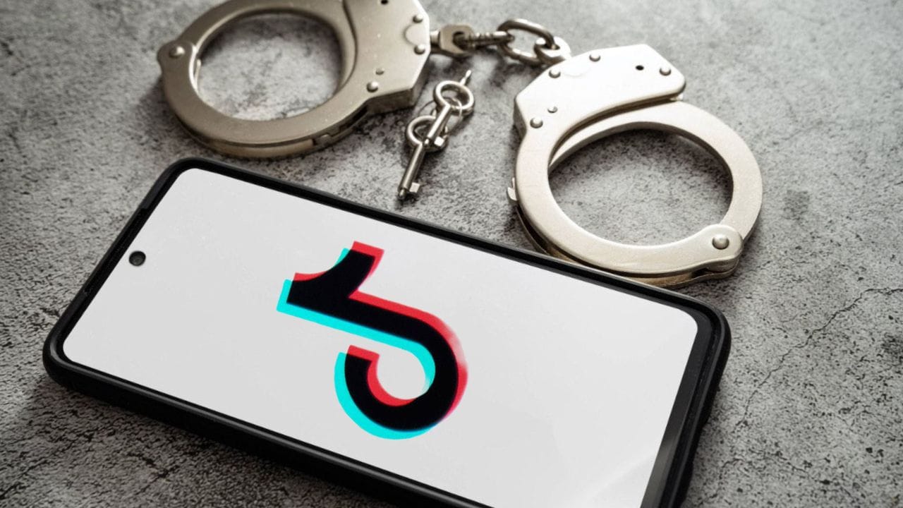 Handschellen neben Handy geöffnet ist die Kurzvideoapp Tiktok (Symbolbild): Bei einer Durchsuchung fanden die Ermittler sowohl die gesuchte Jacke als auch die gestohlenen AirPods. Handschellen neben Handy geöffnet ist die Kurzvideoapp Tiktok (Symbolbild): Bei einer Durchsuchung fanden die Ermittler sowohl die gesuchte Jacke als auch die gestohlenen AirPods.