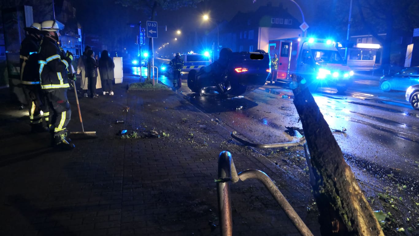 Einsatzkräfte der Feuerwehr am Unfallort: Ein 24-jähriger Mann hat an der Ecke Deutsche Straße/ Bayrische Straße die Kontrolle über sein Fahrzeug verloren.