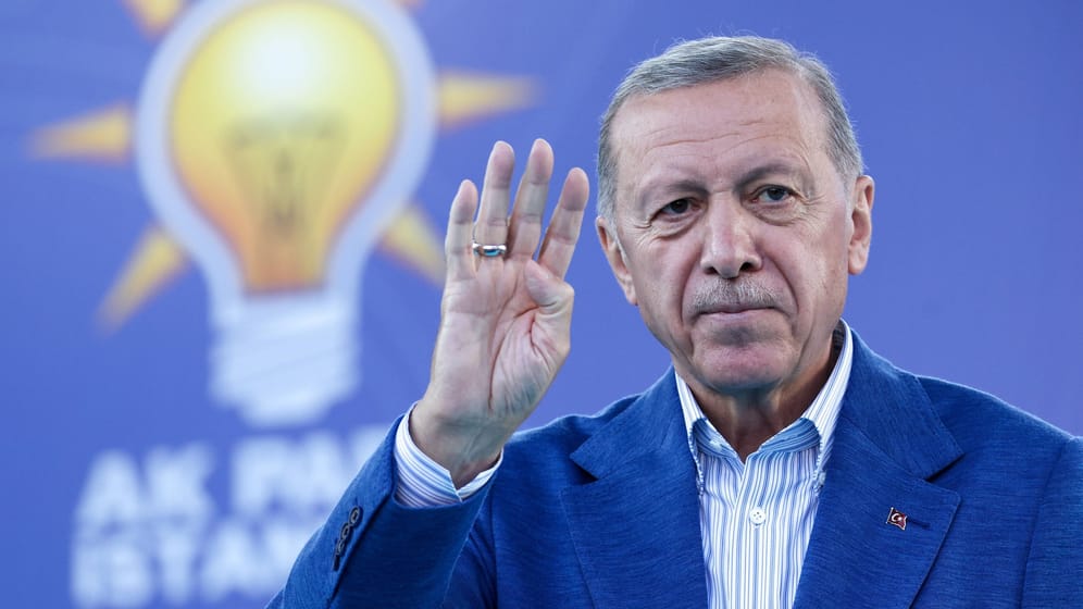 Recep Tayyip Erdoğan bei der Stimmabgabe am Sonntag: Der amtierende Präsident tritt in einer Stichwahl gegen den Oppositionskandidaten Kemal Kılıçdaroğlu an.