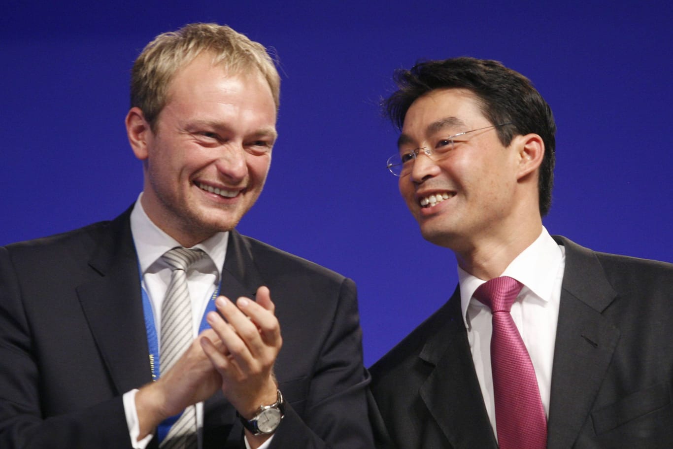 Der damals neu gewählte FDP-Chef Philipp Rösler (rechts) mit FDP-Generalsekretär Christian Lindner (links) auf dem Parteitag 2011.