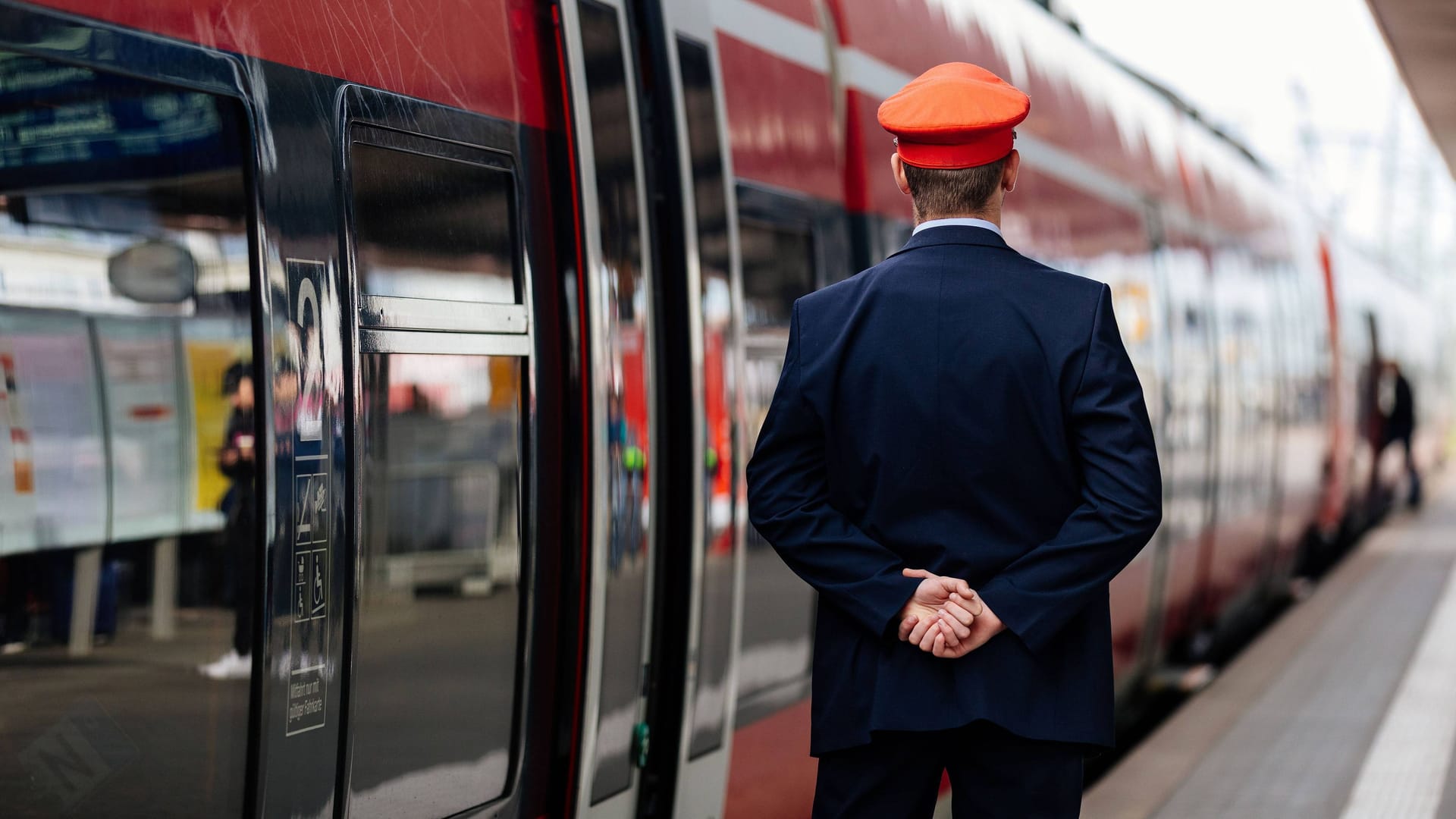 Ein Schaffner beobachtet die Abfahrt einer Regionalbahn auf dem Nürnberger Hauptbahnhof (Symbolbild): Dort kam es am Dienstag zu massiven Störungen.