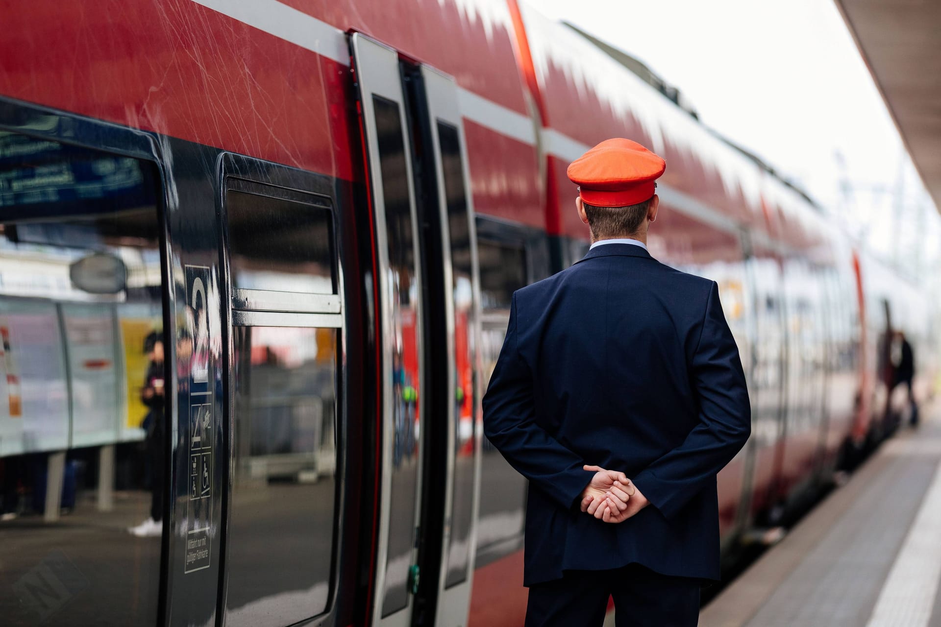 Ein Schaffner beobachtet die Abfahrt einer Regionalbahn auf dem Nürnberger Hauptbahnhof (Symbolbild): Dort kam es am Dienstag zu massiven Störungen.