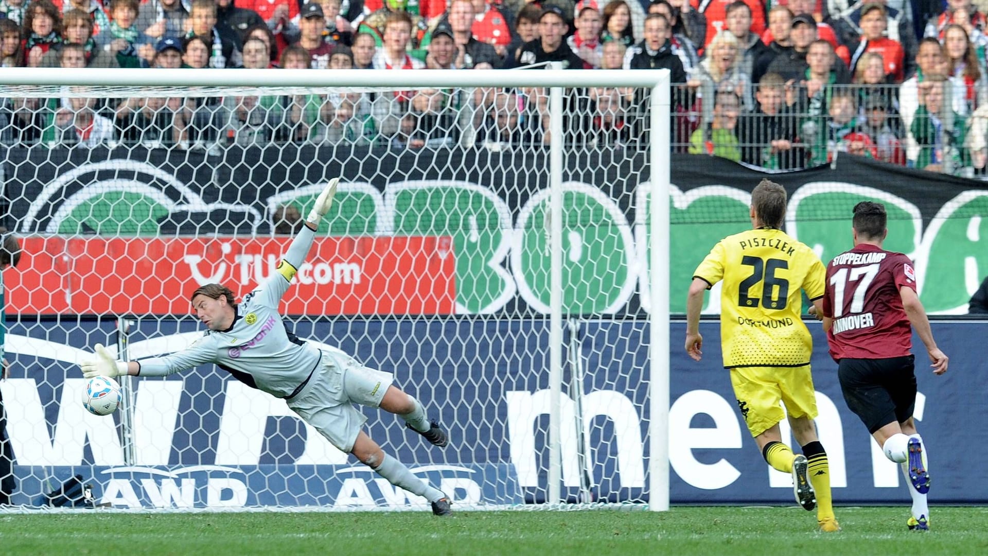 Roman Weidenfeller streckt sich vergeblich: Der Ball von 96-Stürmer Ya Konan (nicht im Bild) schlägt unhaltbar ein.