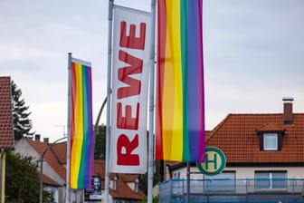 Regenbotenflagge an einer Rewe-Filiale (Symbolbild): In Hannover haben Unbekannte eine solche Flagge entfernt.