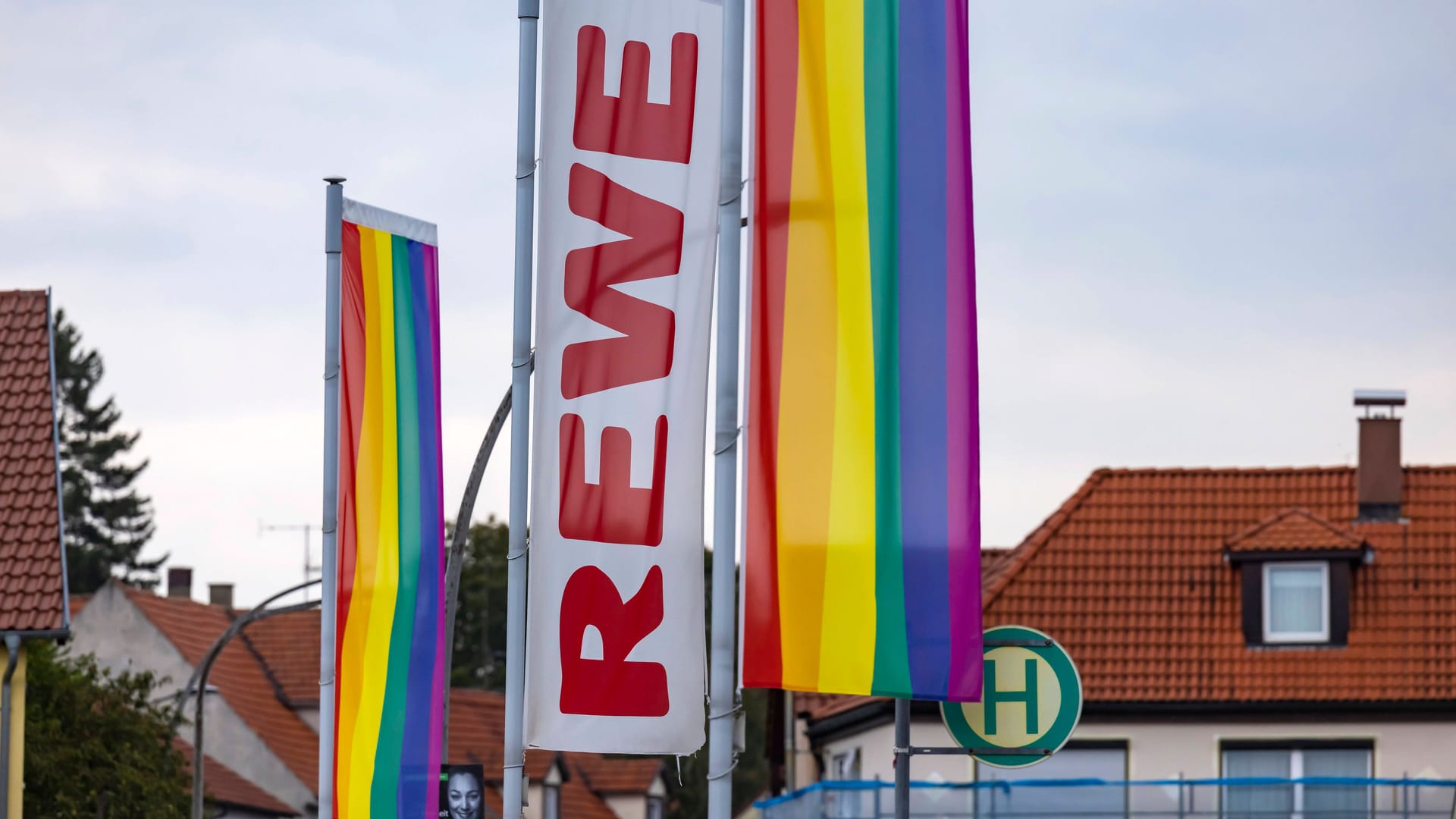 Regenbotenflagge an einer Rewe-Filiale (Symbolbild): In Hannover haben Unbekannte eine solche Flagge entfernt.