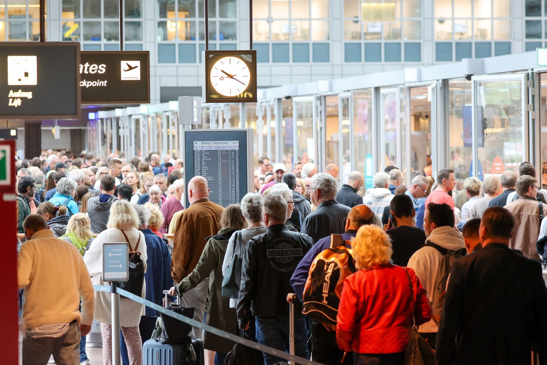 Sicherheitskontrolle am Flughafen Hamburg: Wegen vieler krankheitsbedingter Ausfälle des Personals, muss hier aktuell viel Zeit eingeplant werden.