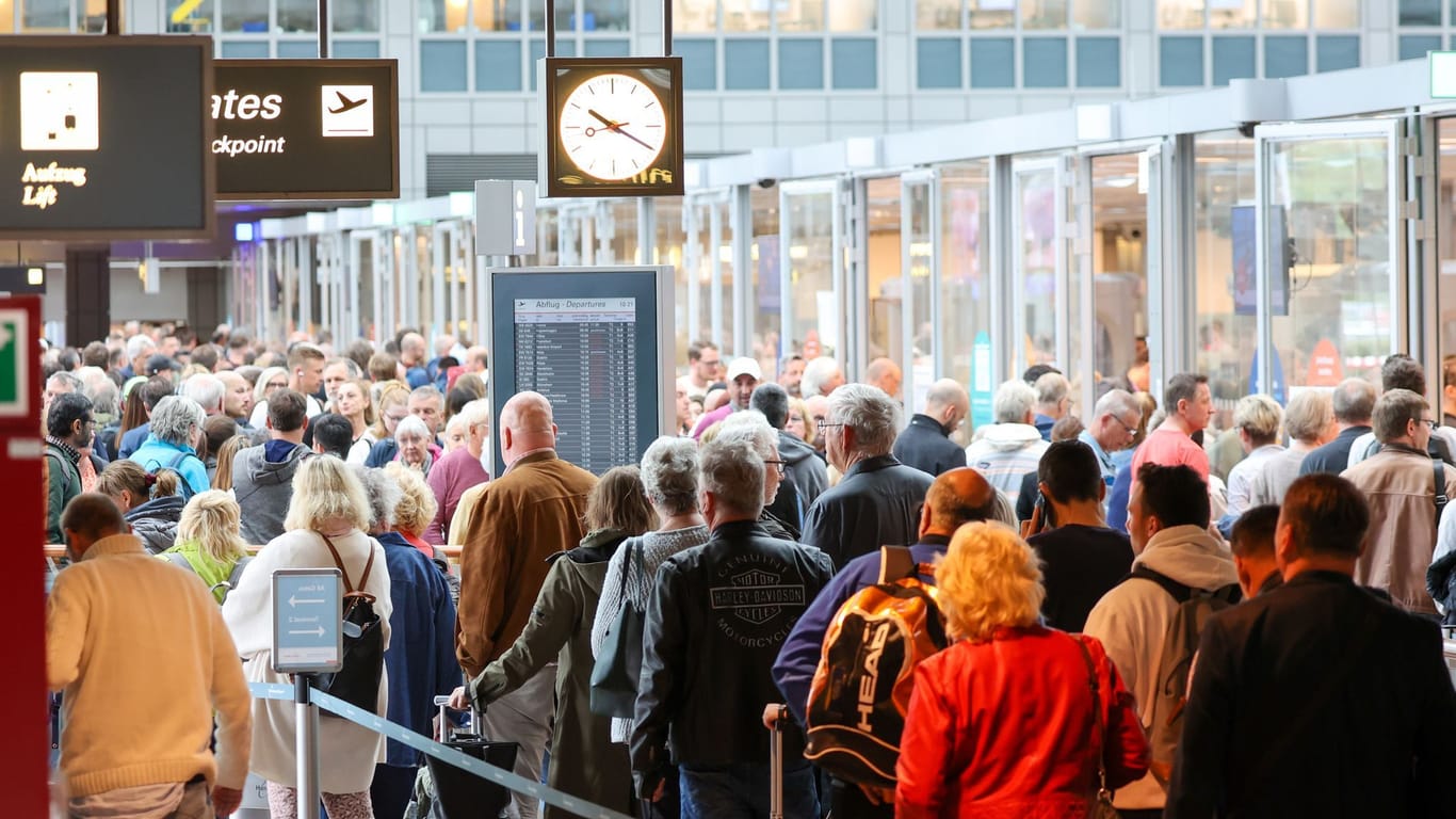 Sicherheitskontrolle am Flughafen Hamburg: Wegen vieler krankheitsbedingter Ausfälle des Personals, muss hier aktuell viel Zeit eingeplant werden.