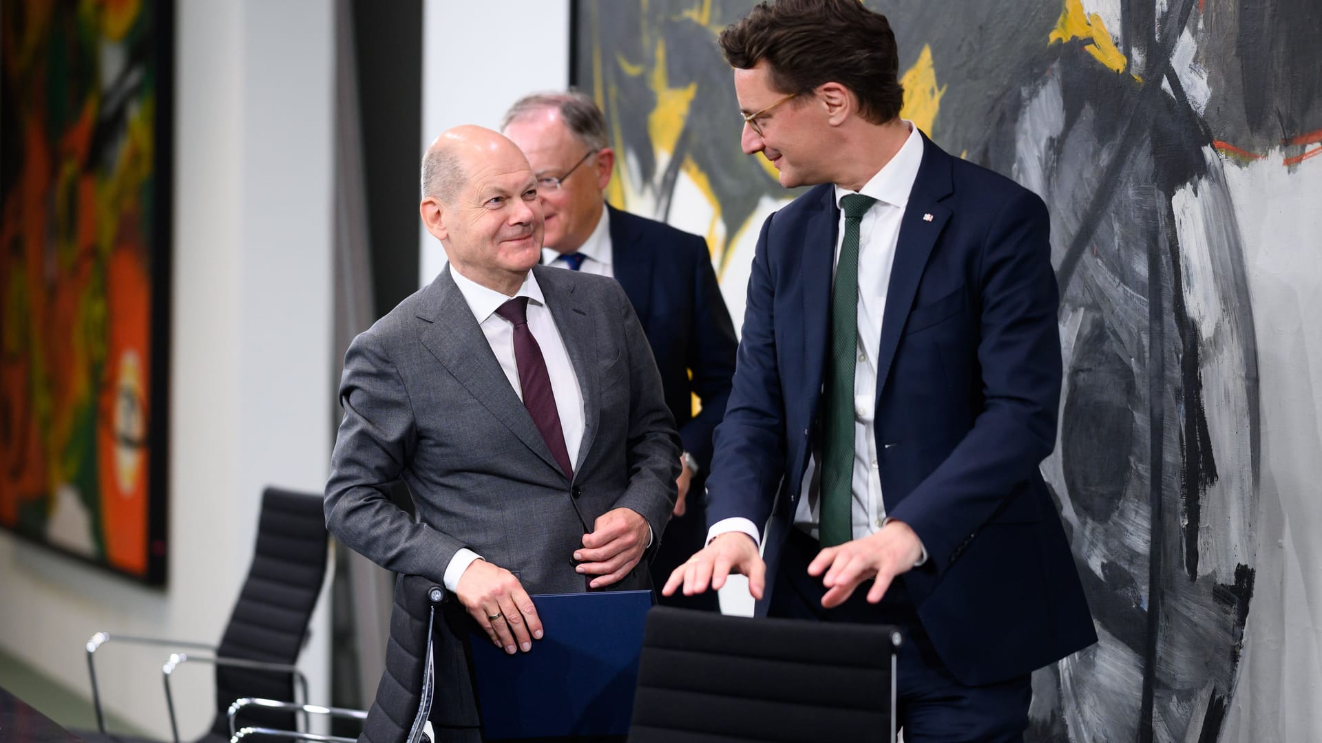 Olaf Scholz (l.) und Hendrik Wüst beim Flüchtlingsgipfel: Zahlenwirrwarr ganz in ihrem Sinne.