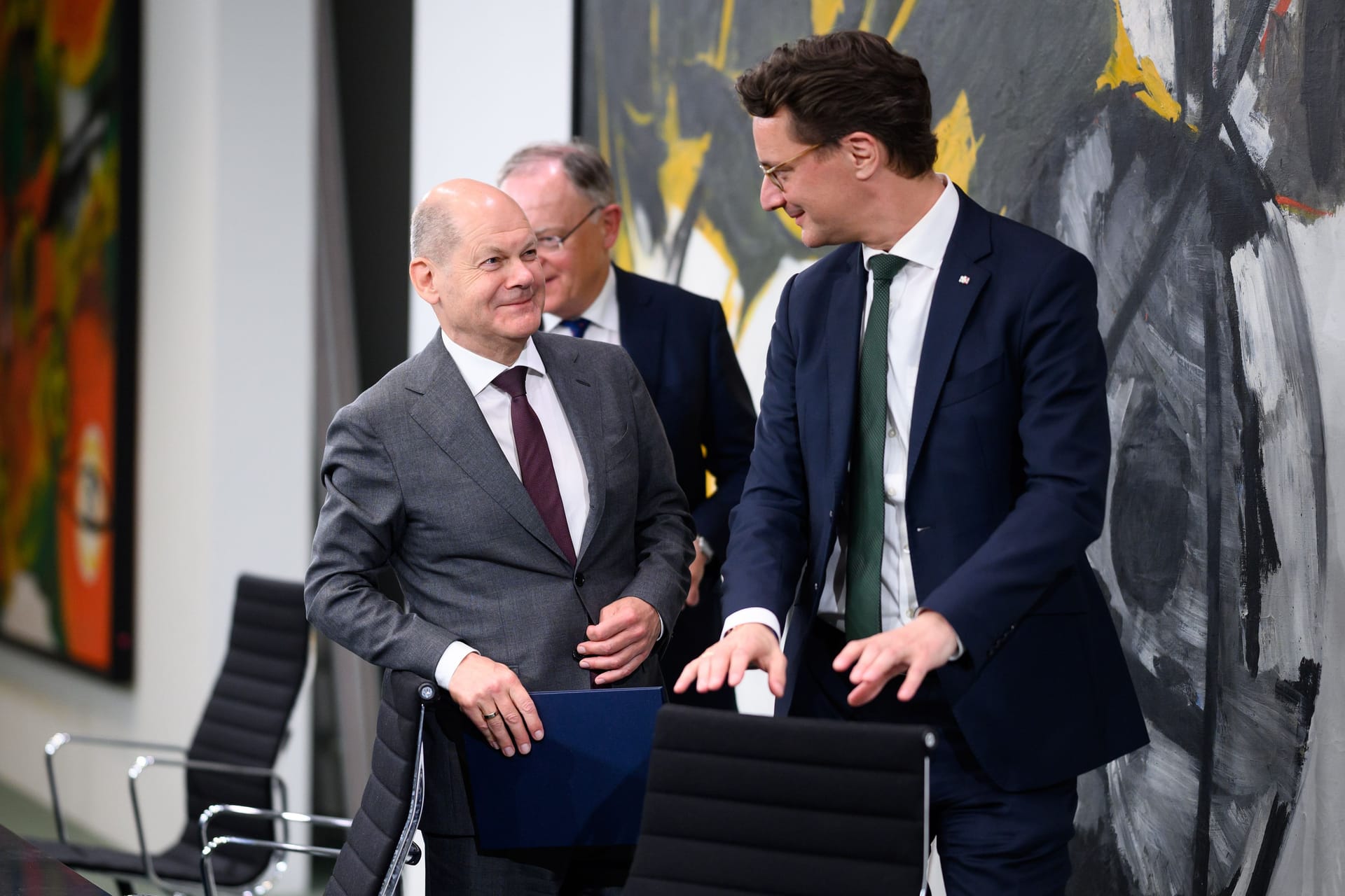 Olaf Scholz (l.) und Hendrik Wüst beim Flüchtlingsgipfel: Zahlenwirrwarr ganz in ihrem Sinne.