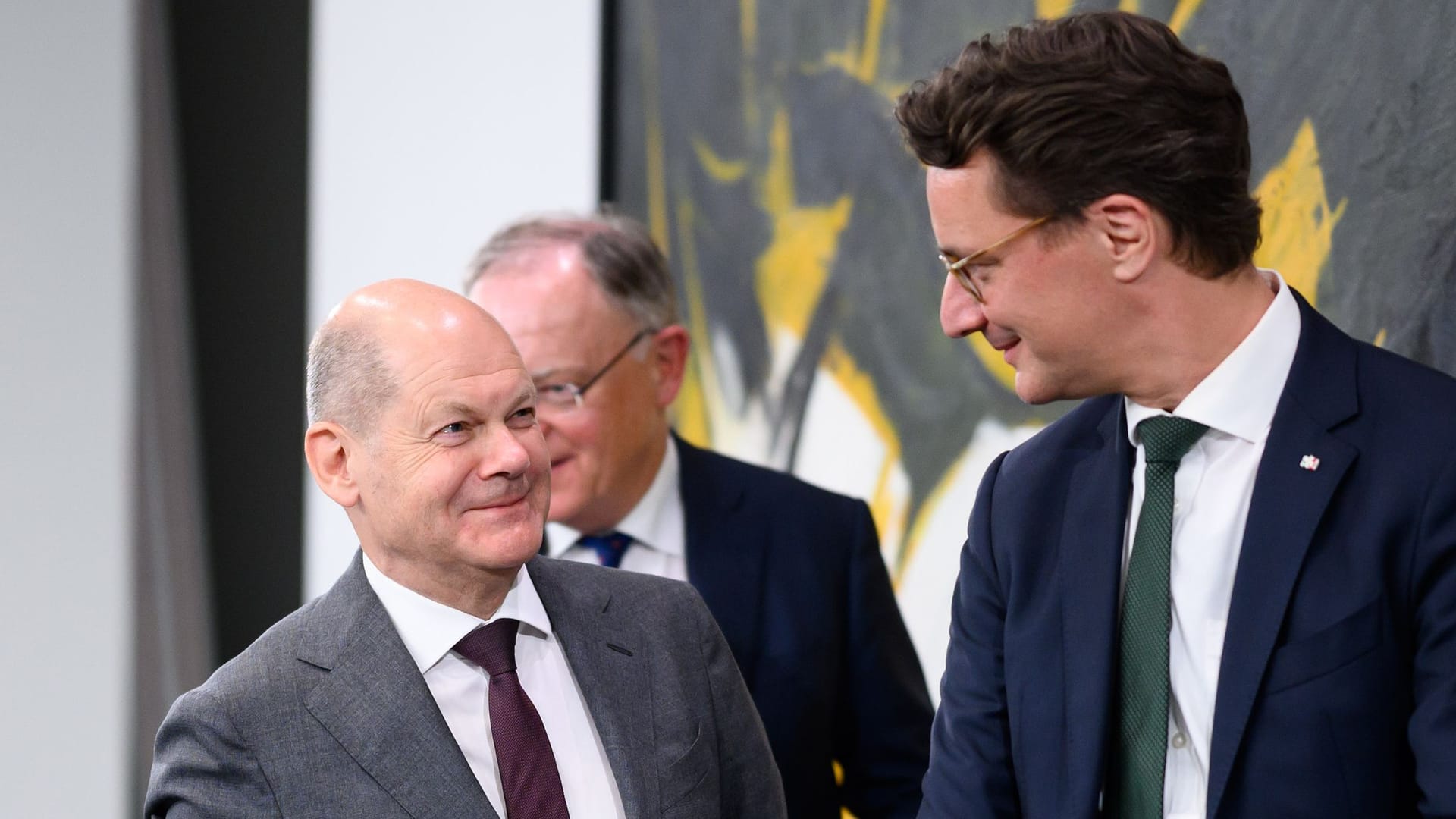 Olaf Scholz (l.) und Hendrik Wüst beim Flüchtlingsgipfel: Zahlenwirrwarr ganz in ihrem Sinne.