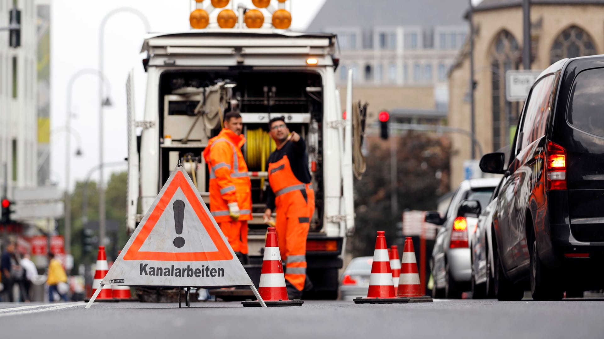Ein Warndreieck mit der Aufschrift Kanalarbeiten auf einer Straße (Symbolfoto): Die Kanalsanierung ist in acht Bauabschnitte unterteilt. Ein Warndreieck mit der Aufschrift Kanalarbeiten auf einer Straße (Symbolfoto): Die Kanalsanierung ist in acht Bauabschnitte unterteilt.