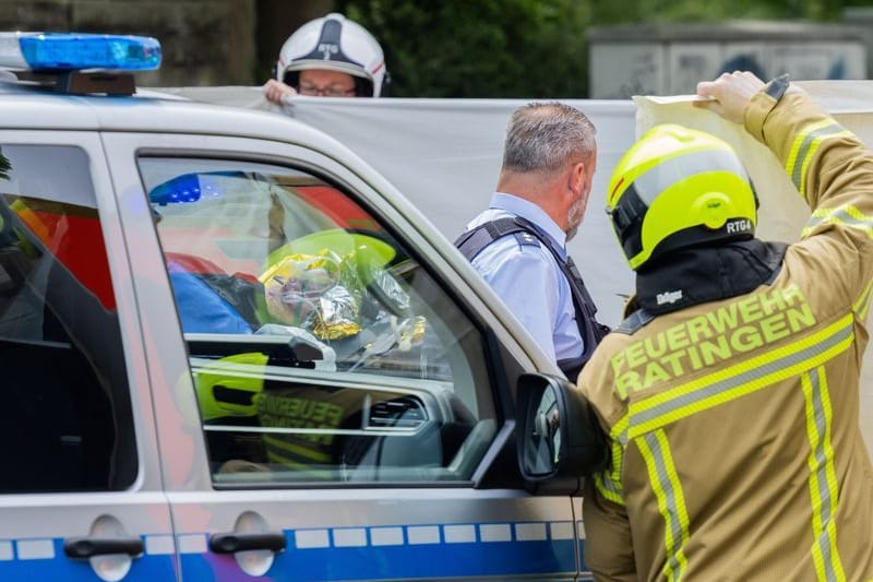 Ratingen: Bei einer Explosion in einem Hochhaus wurden mehrere Menschen verletzt - darunter auch Einsatzkräfte der Feuerwehr und der Polizei.
