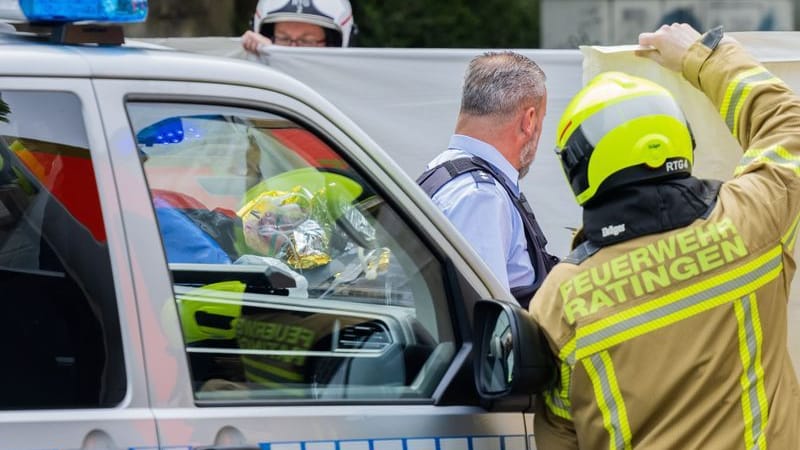 Ratingen: Bei einer Explosion in einem Hochhaus wurden mehrere Menschen verletzt - darunter auch Einsatzkräfte der Feuerwehr und der Polizei.