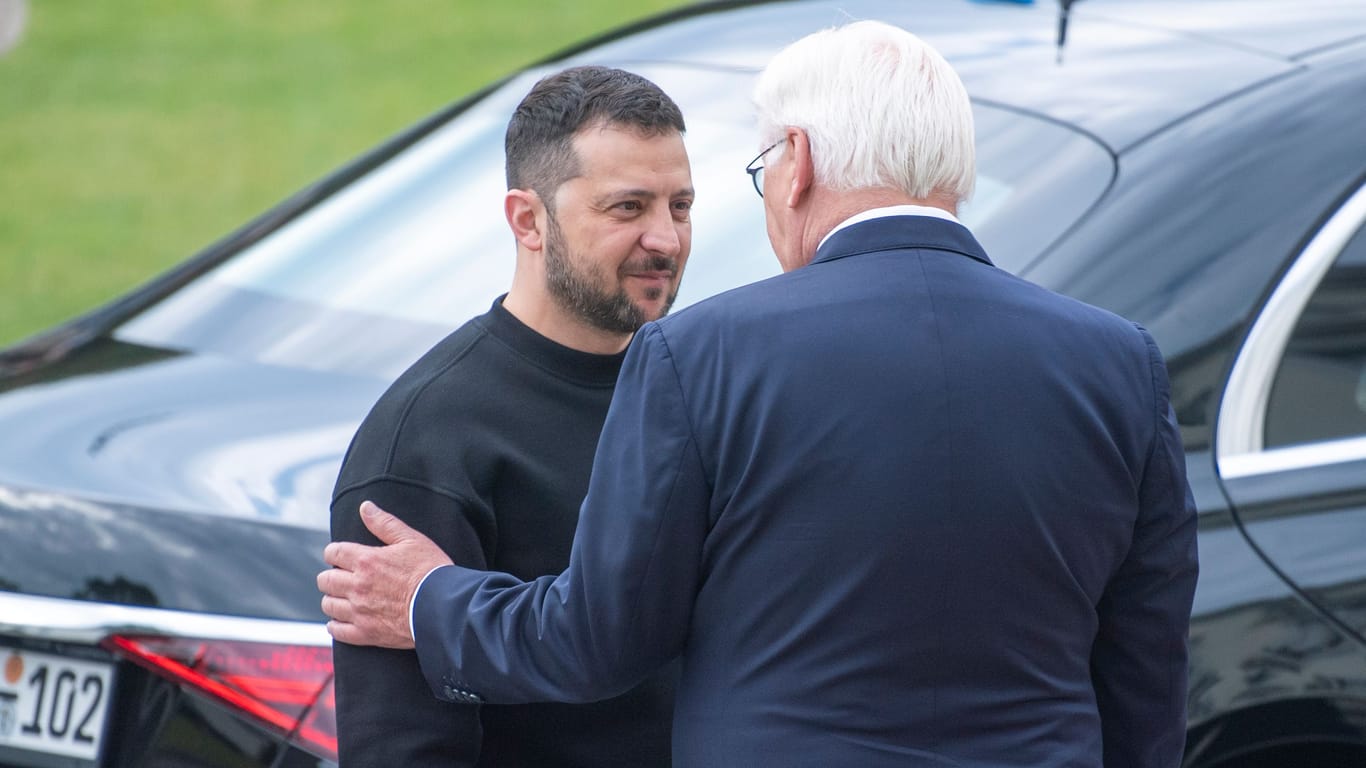 Wolodymyr Selensky wird von Bundespräsident Frank-Walter Steinmeier (r) vor dem Schloss Bellevue begrüßt: Der Besuch hat auch für Autofahrer in Berlin Folgen.