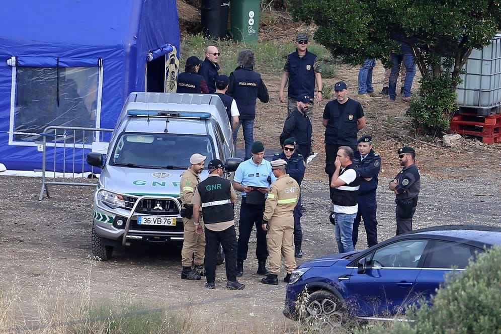 Polizisten unterhalten sich an einem Einsatzzelt in der Nähe von Barragem do Arade (Portugal): Deutsche und portugiesische Behörden haben eine neue Suchaktion im Fall "Maddie" gestartet.