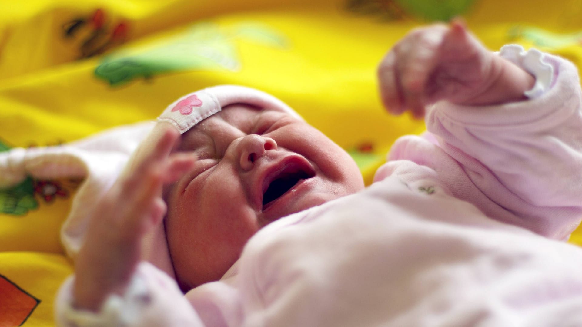 Ein Baby schreit: Eine Mutter hat in Unterfranken versehentlich ihr Kind mit Schlüssel im Auto eingesperrt.