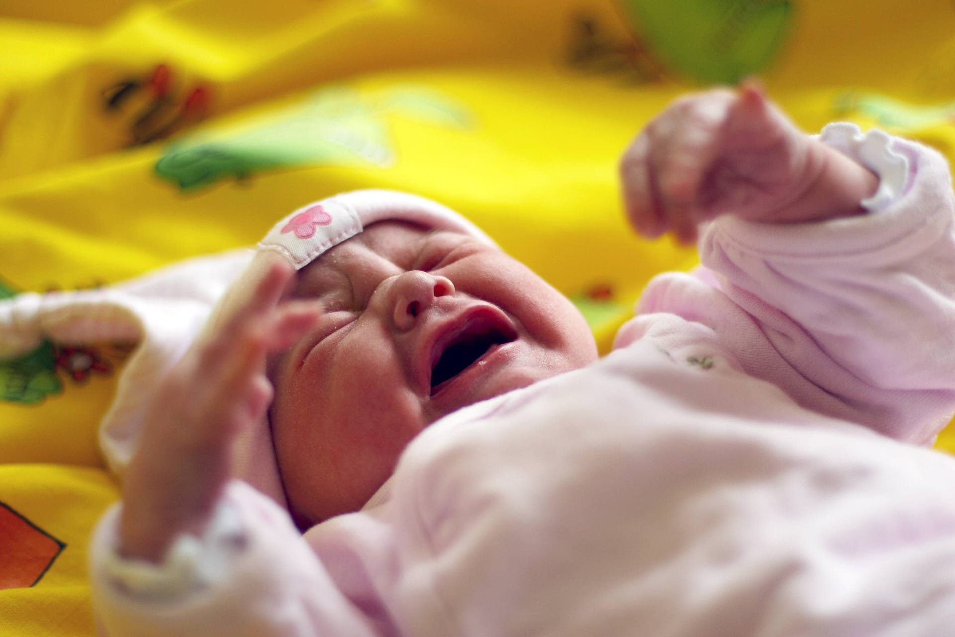 Ein Baby schreit: Eine Mutter hat in Unterfranken versehentlich ihr Kind mit Schlüssel im Auto eingesperrt.