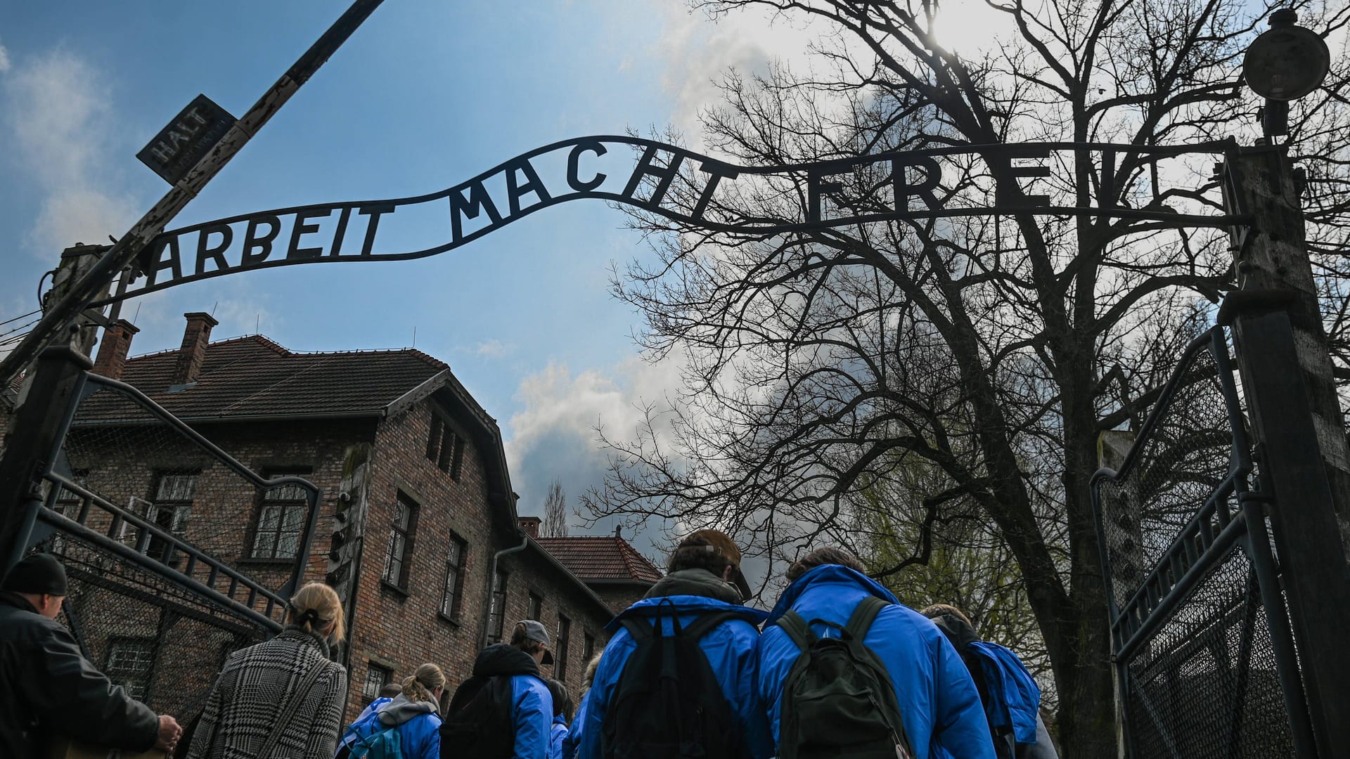 Besucher in Auschwitz: Schüler aus Sachsen sollen während einer Reise zu dem Vernichtungslager der Nationalsozialisten den Hitlergruß gezeigt haben. Besucher in Auschwitz: Schüler aus Sachsen sollen während einer Reise zu dem Vernichtungslager der Nationalsozialisten den Hitlergruß gezeigt haben.