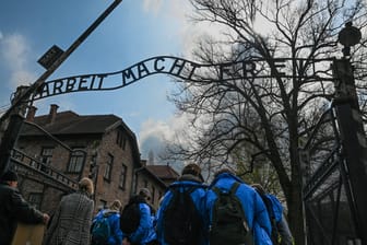 Besucher in Auschwitz: Schüler aus Sachsen sollen während einer Reise zu dem Vernichtungslager der Nationalsozialisten den Hitlergruß gezeigt haben.