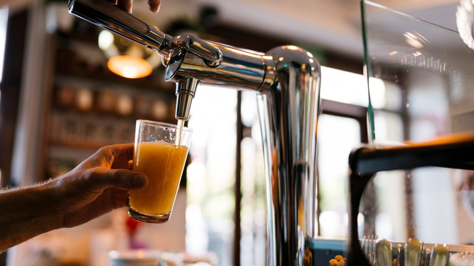 Ein Barkeeper zapft ein Glas Bier (Symbolbild): Wenn genügend Geld zusammenkommt, geht es mit dem "Horner Eck" weiter. Ein Barkeeper zapft ein Glas Bier (Symbolbild): Wenn genügend Geld zusammenkommt, geht es mit dem "Horner Eck" weiter.