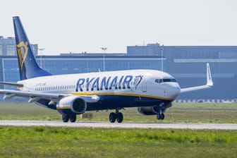 Eine Boeing 737 8AS von Ryanair (Archivbild): Die Fluggesellschaft hat den Streit mit Boeing beigelegt.