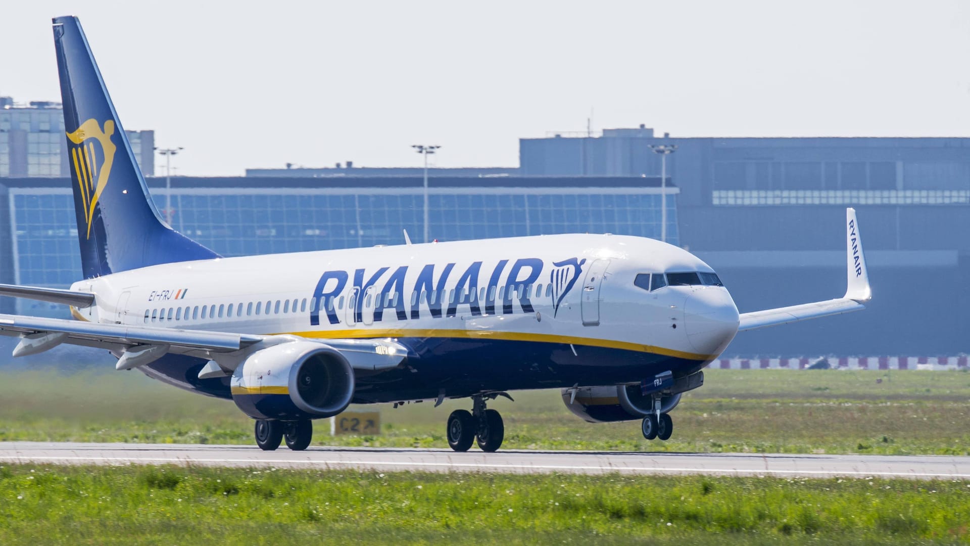 Eine Boeing 737 8AS von Ryanair (Archivbild): Die Fluggesellschaft hat den Streit mit Boeing beigelegt. Eine Boeing 737 8AS von Ryanair (Archivbild): Die Fluggesellschaft hat den Streit mit Boeing beigelegt.