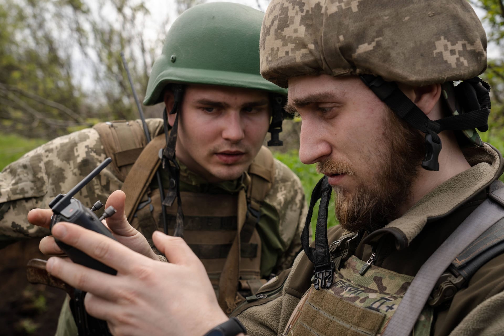 Ukrainischer Soldat steuert eine Drohne (Archivbild): Kiew hat sich zu den jüngsten Angriffen bisher nicht geäußert.