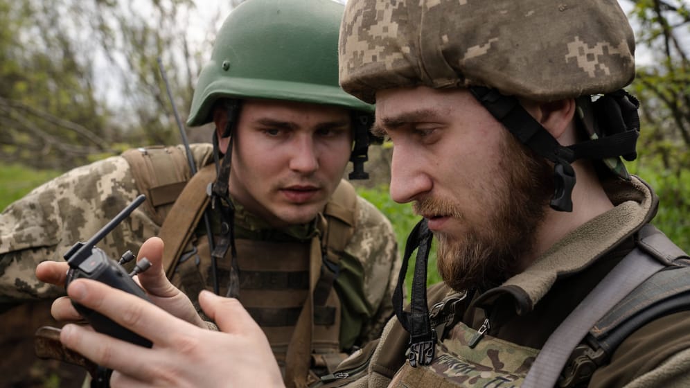 Ukrainischer Soldat steuert eine Drohne (Archivbild): Kiew hat sich zu den jüngsten Angriffen bisher nicht geäußert.