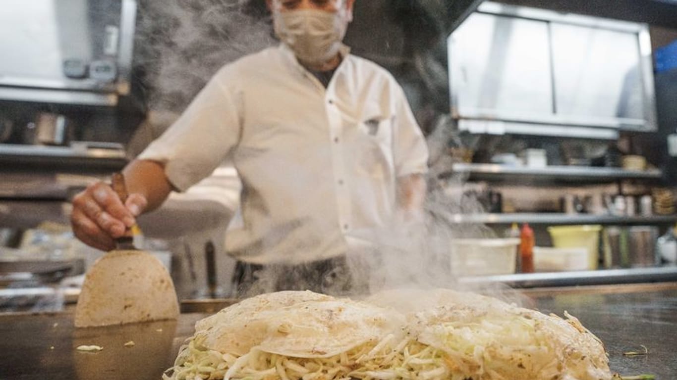 Hiroshima: Chefkoch Mitsuo Ise hat für das Gericht "Okonomiyaki" eine spezielle "Deutschland"-Version für Bundeskanzler Scholz mit den Zutaten Würstchen, Kartoffeln und Sauerkraut kreiert.