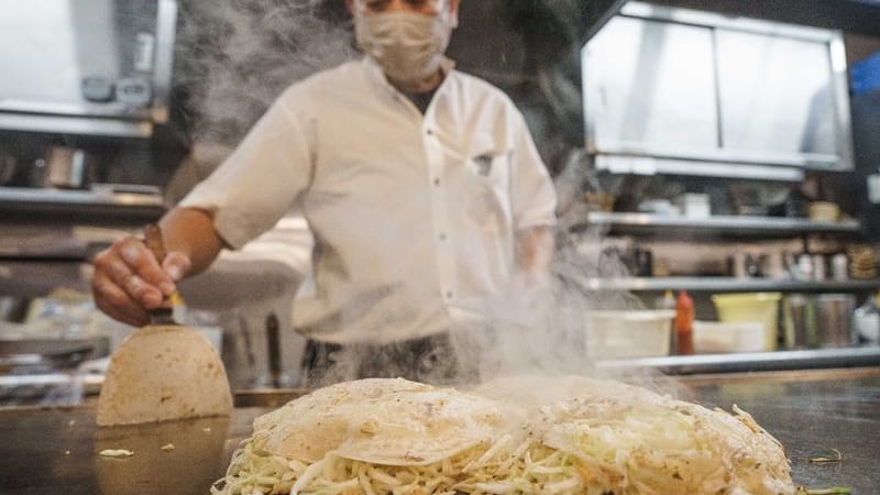 Hiroshima: Chefkoch Mitsuo Ise hat für das Gericht "Okonomiyaki" eine spezielle "Deutschland"-Version für Bundeskanzler Scholz mit den Zutaten Würstchen, Kartoffeln und Sauerkraut kreiert.