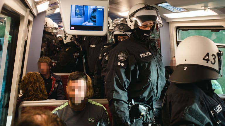 Bereitschaftspolizisten stehen in der U-Bahn: Bei der Haltestelle Schlump kam es zu Zusammenstößen.