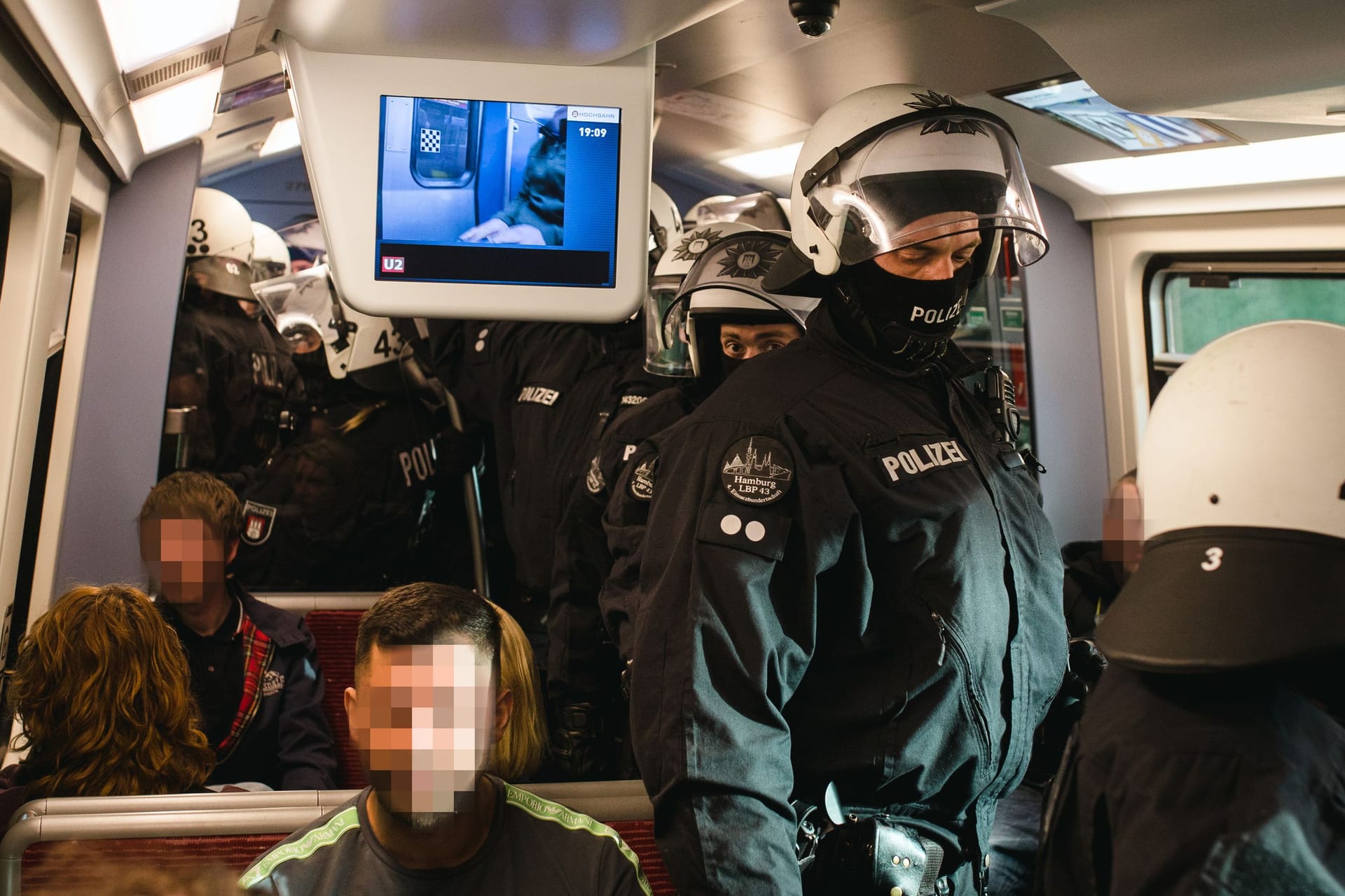 Bereitschaftspolizisten stehen in der U-Bahn: Bei der Haltestelle Schlump kam es zu Zusammenstößen.