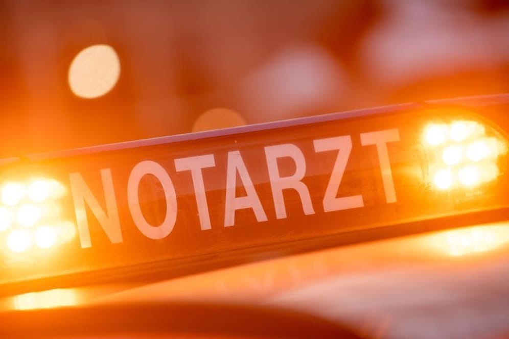 Ein Dachschild mit der Aufschrift "Notarzt" steht auf einem Einsatzwagen: In Nürnberg musste die Feuerwehr einen Mann aus einem Tunnel retten.