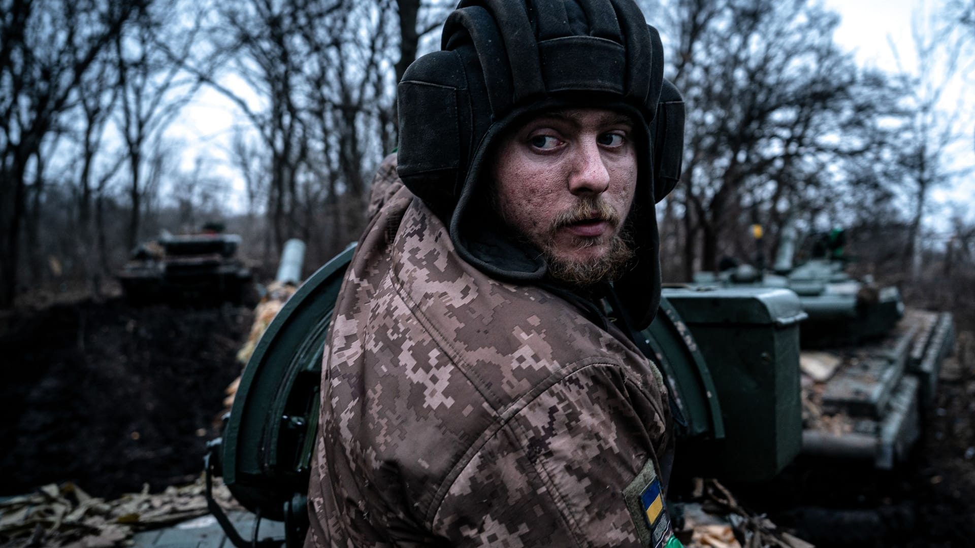 Ein Mitglied der ukrainischen Spezialkräfte (OPFOR) auf dem Weg an die front in Bachmut (Archivbild).