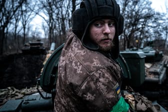Ein Mitglied der ukrainischen Spezialkräfte (OPFOR) auf dem Weg an die front in Bachmut (Archivbild).