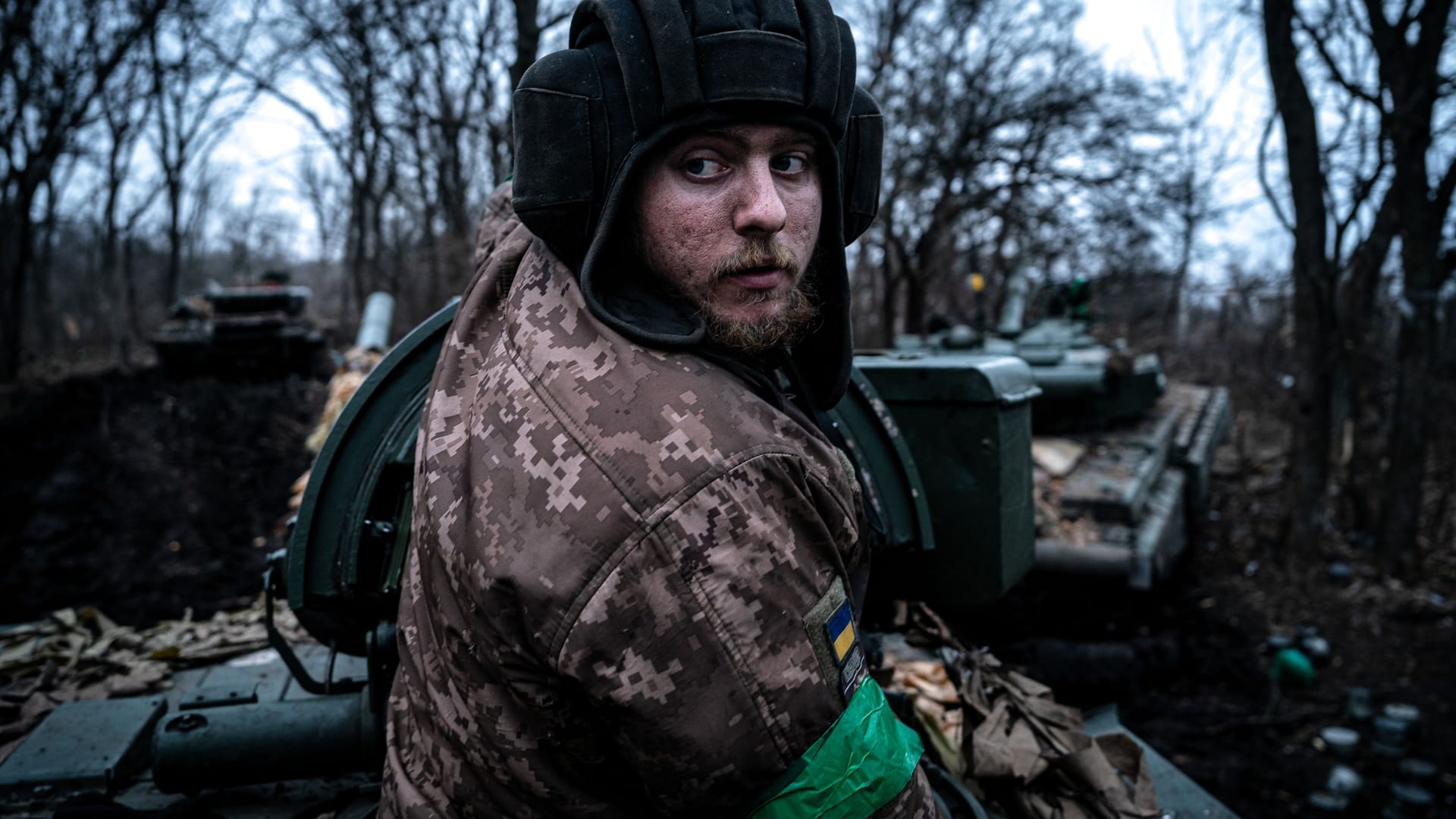 Ein Mitglied der ukrainischen Spezialkräfte (OPFOR) auf dem Weg an die front in Bachmut (Archivbild).