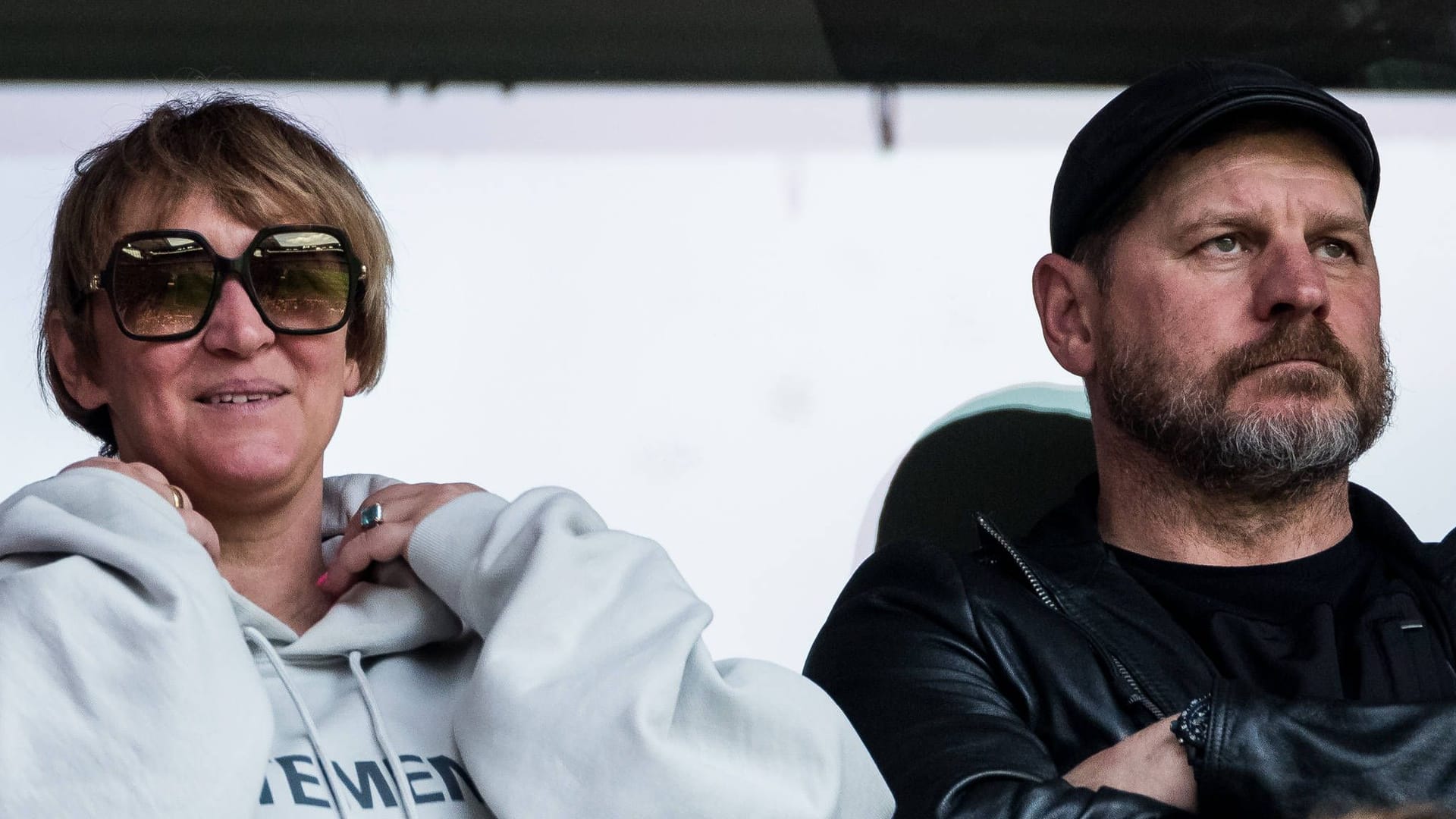 Katja Baumgart (l.) und ihr Mann Steffen: Die Frau des Köln-Trainers ist Fan des FC Bayern.